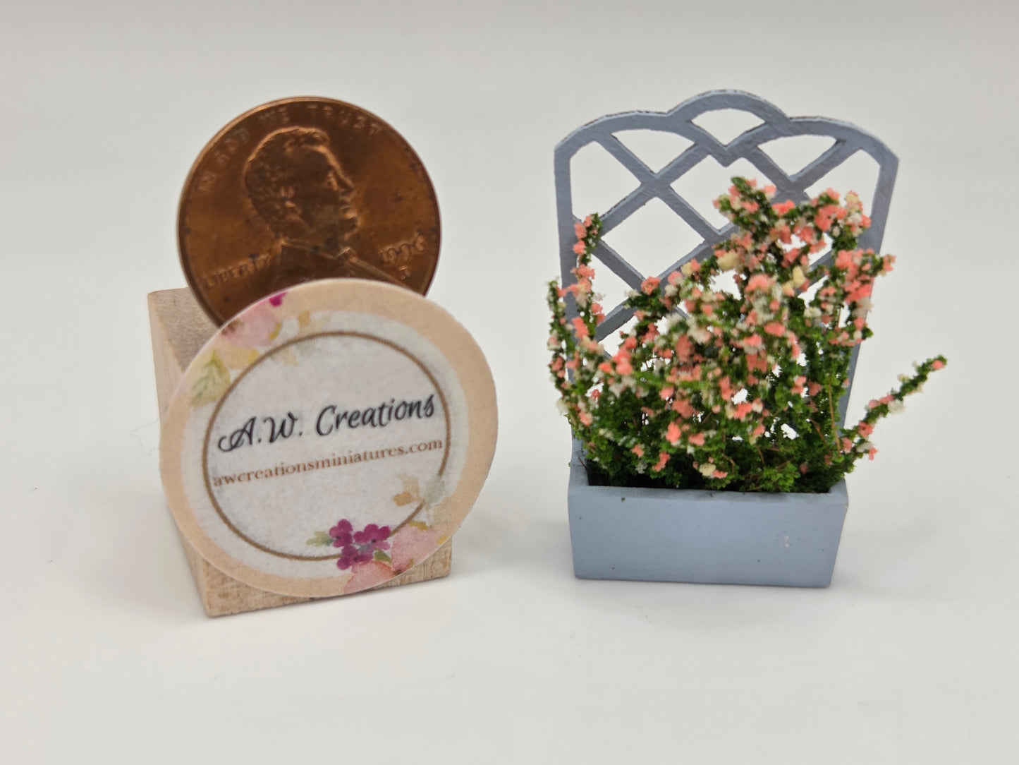 Blue Trellis - Light Pink Flowers 1:24